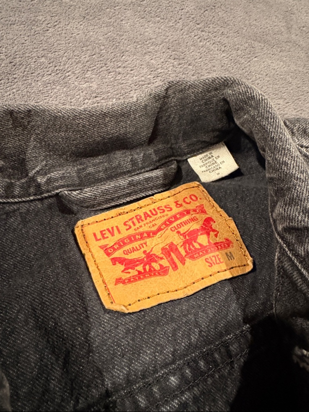 Levi's Faded Black Denim Trucker Jacket - Picture 2 of 6